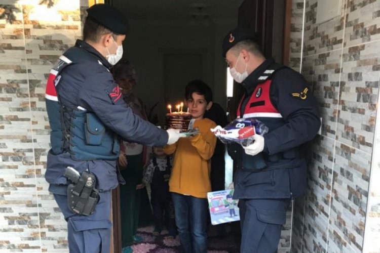 K&uuml;&ccedil;&uuml;k Yağız'a pastalı doğum g&uuml;n&uuml; s&uuml;rprizi