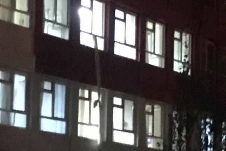 Koronavir&uuml;s ş&uuml;phelisi 3. katın penceresinden &ccedil;arşafları birbirine bağlayarak ka&ccedil;tı