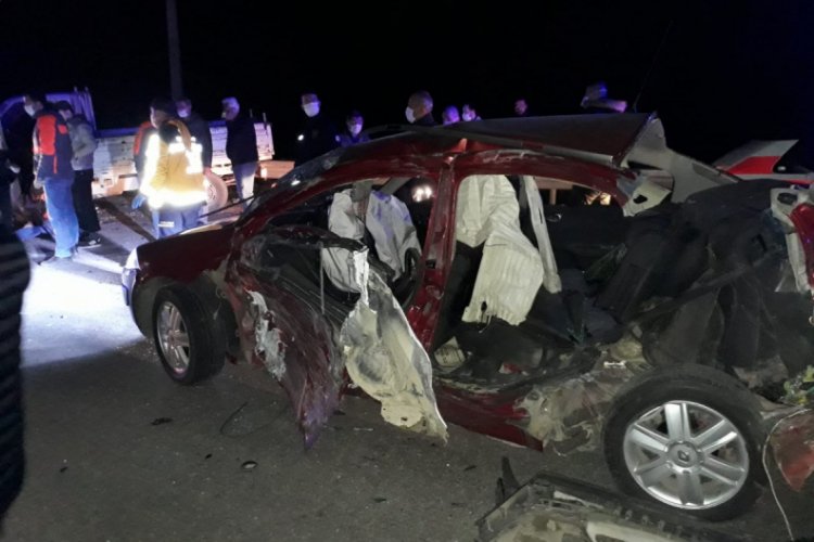 Otomobil ile kamyonet &ccedil;arpıştı: 4 yaralı
