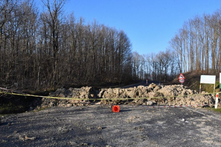 Tekirdağ'ın ara yolları toprak yığınıyla kapatıldı