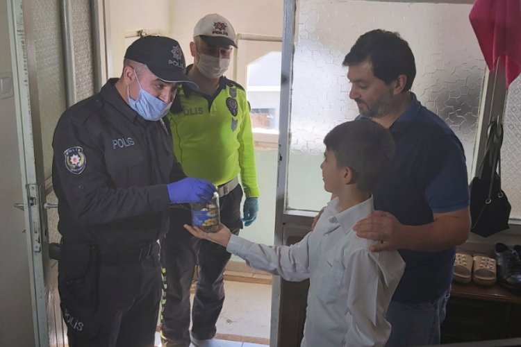 Bursa'da 10 yaşındaki &ccedil;ocuk kumbarasındaki parayı kampanyaya bağışladı