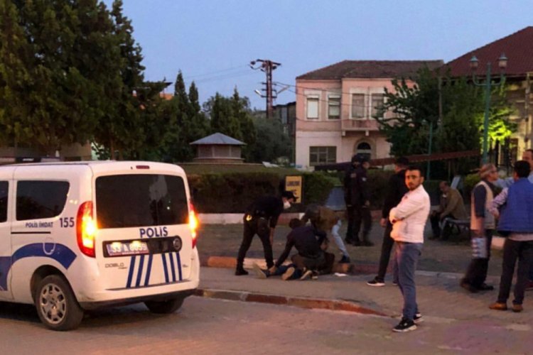 Arkadaşlar arasında bı&ccedil;aklı kavga: 2 yaralı
