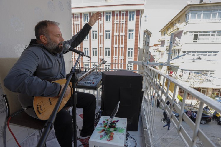 Evde kalanlara balkonda sazlı s&ouml;zl&uuml; konser