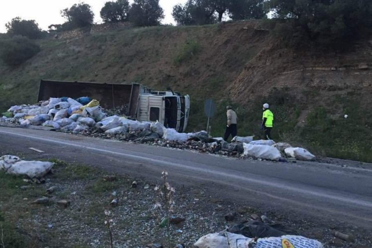 Hurda y&uuml;kl&uuml; kamyon devrildi: 1 yaralı