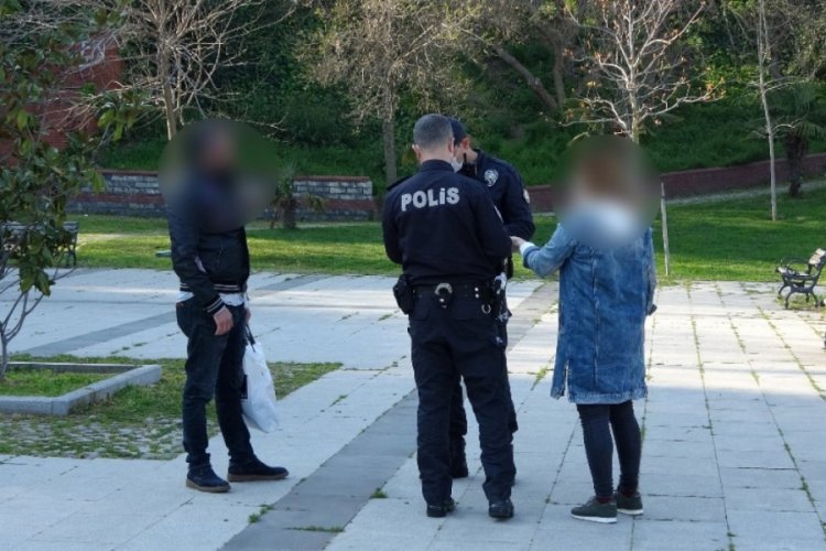 Yasağı hi&ccedil;e sayıp parkta alkol aldı, polise verdiği tepki hayrete d&uuml;ş&uuml;rd&uuml;