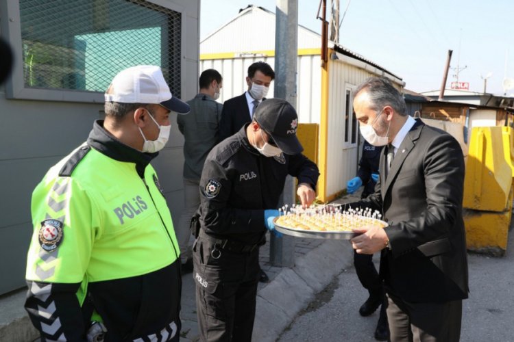 Bursa'da polise baklavalı kutlama