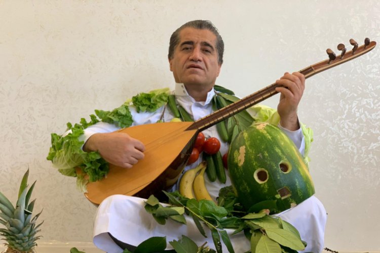 Aydın Aydın'dan koronaya karşı sebze ve meyve kamufleli şarkı