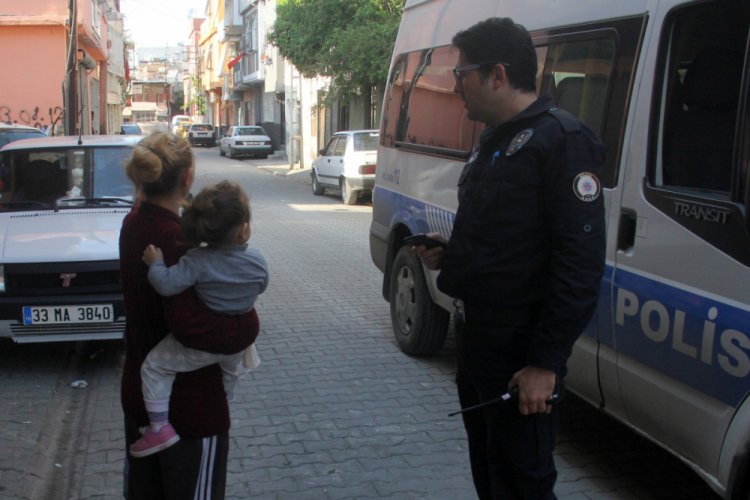 Darp edilen kadın ikiz bebekleriyle sokağa atıldı
