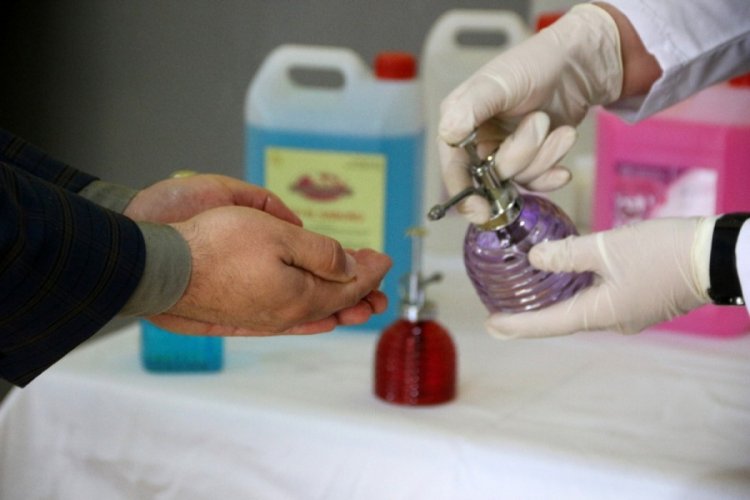 G&ouml;n&uuml;ll&uuml; &ouml;ğretmenler g&uuml;nde 10 ton dezenfektan &uuml;retiyor