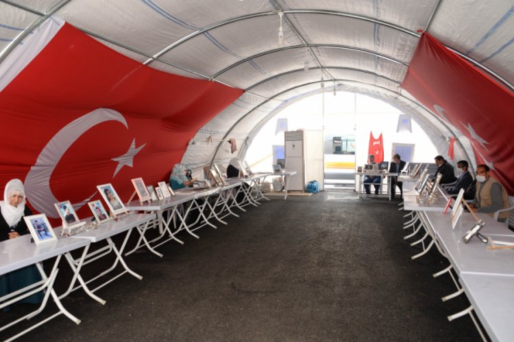HDP &ouml;n&uuml;ndeki eylemde 225'inci g&uuml;n