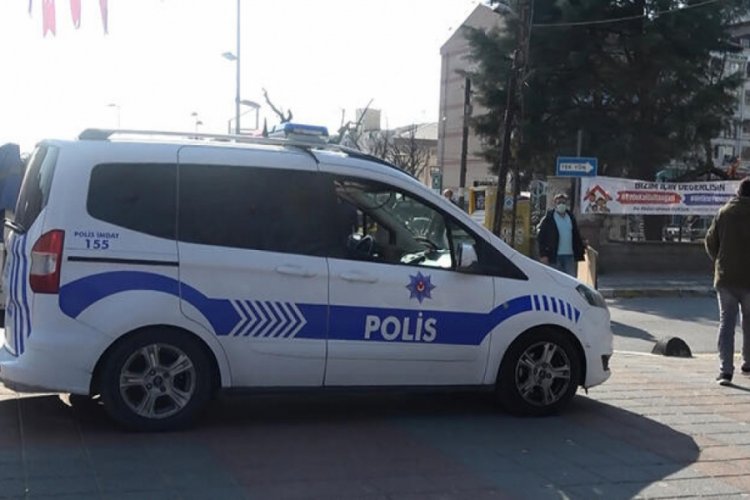 Parkta alkol alan kişilere "sosyal mesafe" cezası