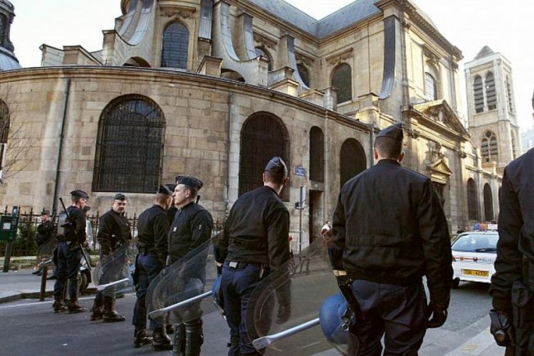 Paris'te ka&ccedil;ak ayin d&uuml;zenleyen kiliseye giren polis papaza ceza kesti
