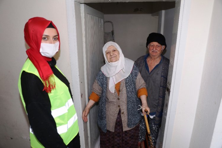 72 yaşındaki Havva teyzeden ekipleri duygulandıran 'dua'