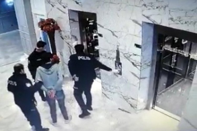 Rambo bı&ccedil;ağıyla &ouml;nce arkadaşını sonra kendini bı&ccedil;akladı: 2 &ouml;l&uuml;