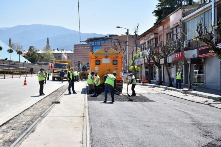 Bursa'da tramvay yolunda hummalı &ccedil;alışma