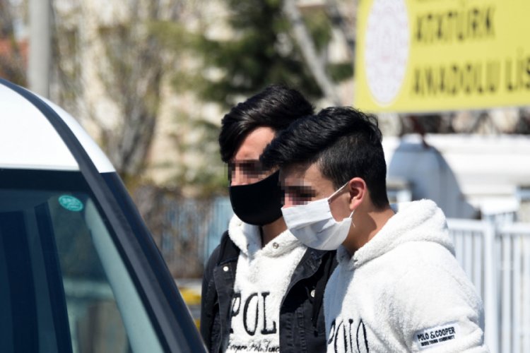 Takside yakalanan 20 yaşından k&uuml;&ccedil;&uuml;k 2 arkadaşa para cezası