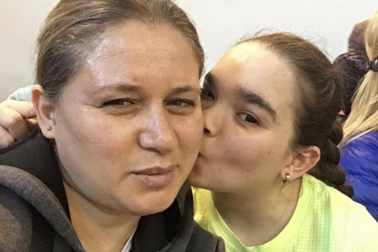Otizmli şampiyon Filiznur, koronavir&uuml;s tedavisi g&ouml;ren annesine kavuştu