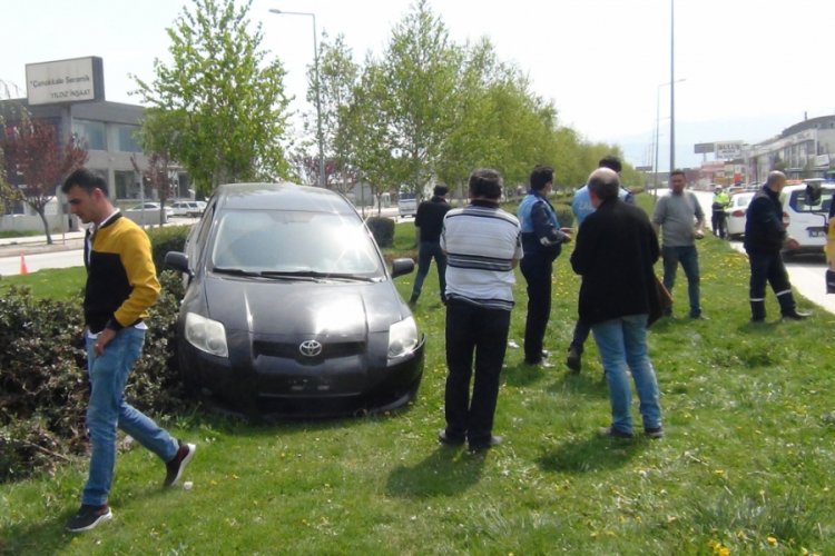 Bursa'da orta ref&uuml;je &ccedil;ıkan otomobildeki 1 kişi yaralandı