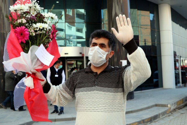 Koronavir&uuml;s&uuml; yenen 2 kişi, sağlık &ccedil;alışanlarının alkışlarıyla taburcu oldu