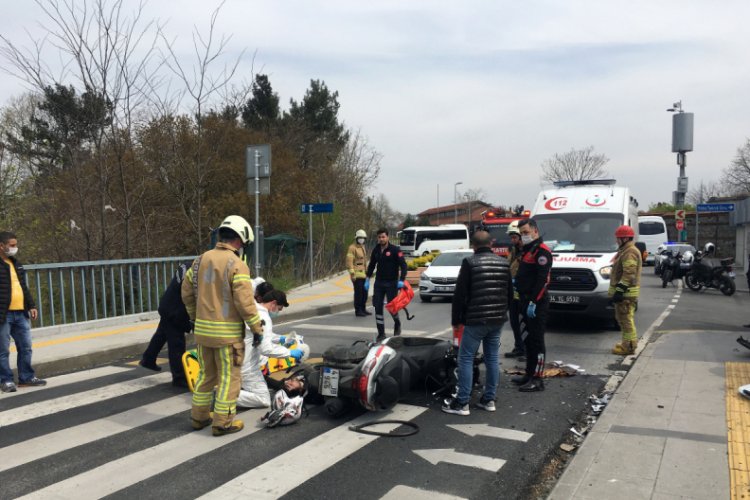 İki motosikletli kafa kafaya &ccedil;arpıştı