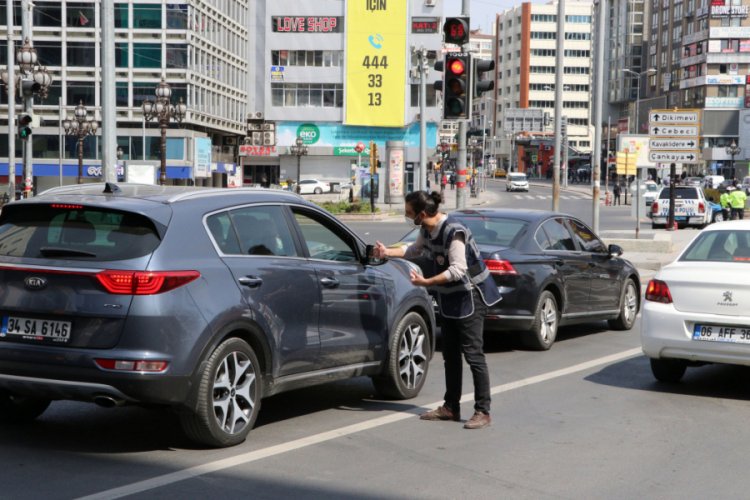 Kızılay Meydanı'nda yoğun koronavir&uuml;s &ouml;nlemi