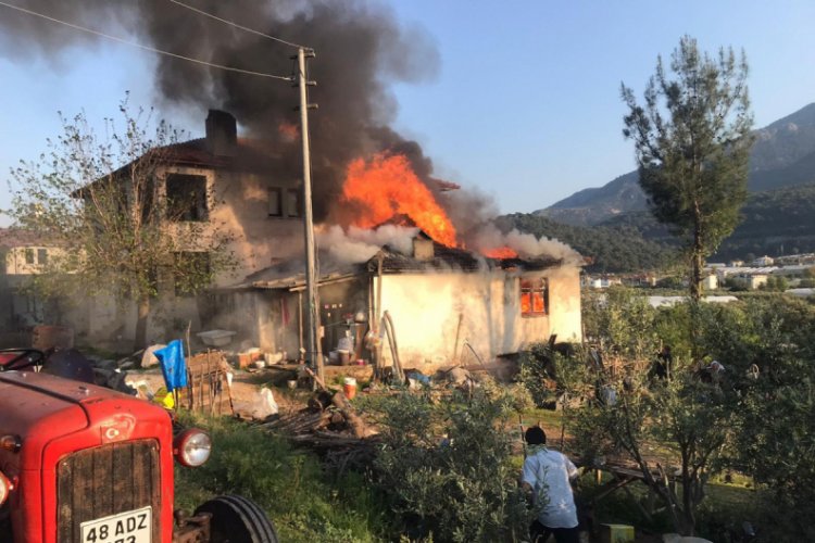 Alevlerin sardığı ev 1 saatte küle döndü Güncel Haberler