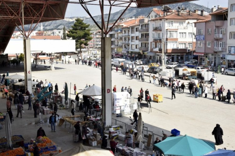 Sosyal mesafe kuralına uyulan en uzun kuyruk