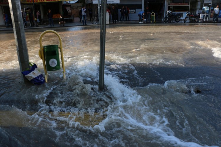 Su borusu patladı, cadde g&ouml;le d&ouml;nd&uuml;