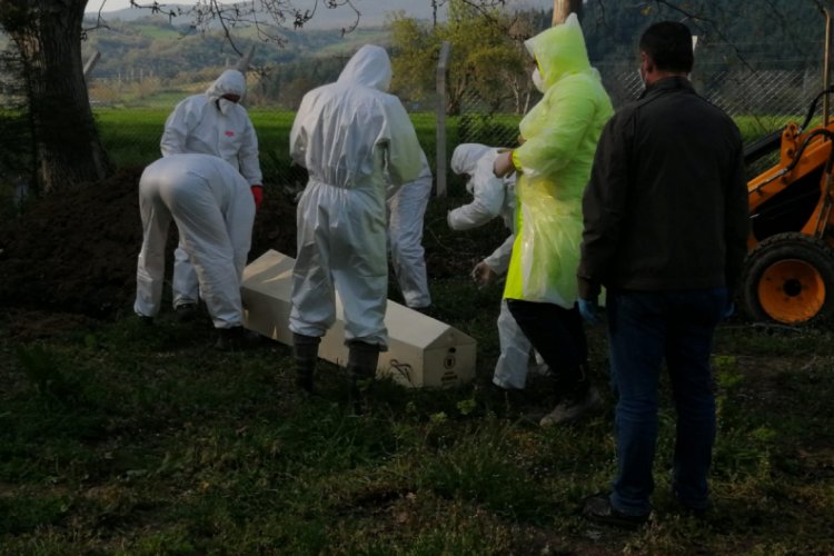Bursa'da korona nedeniyle &ouml;len kişi &ouml;zel kıyafetli g&ouml;revliler tarafından toprağa verildi