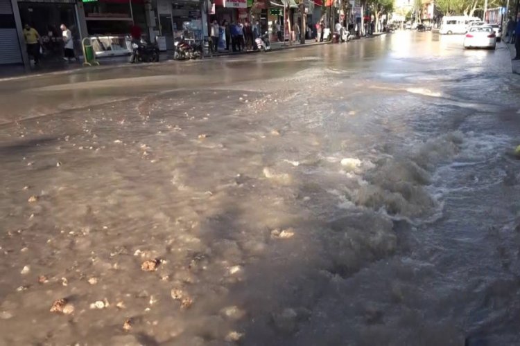 Adıyaman'da su borusu patladı, cadde g&ouml;le d&ouml;nd&uuml;