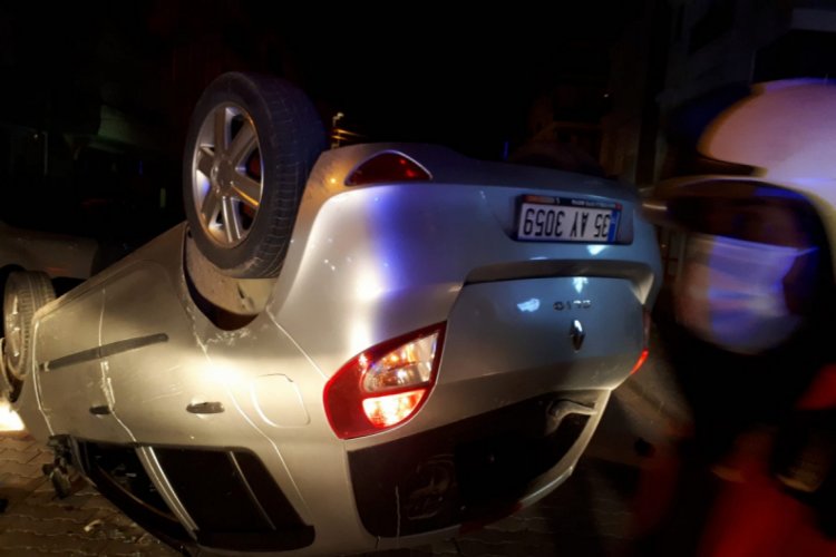Park halindeki otomobile &ccedil;arpan ara&ccedil; ters d&ouml;nd&uuml;