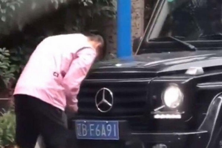 Plakasını değiştirdi, kul&uuml;pten kovuldu!