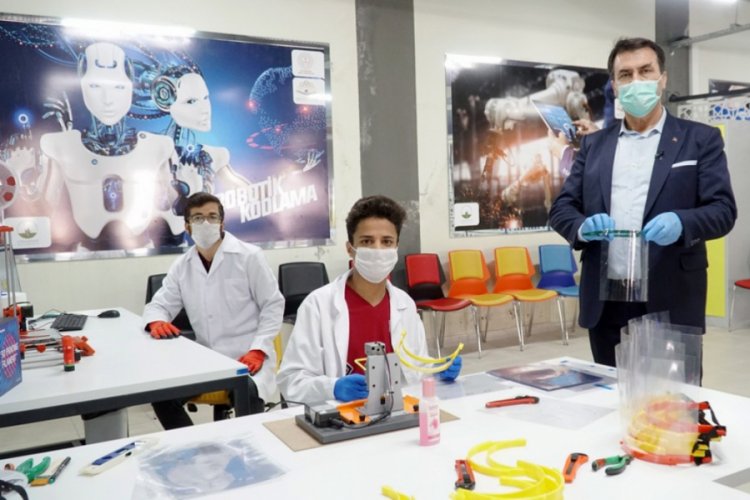 Bursa'daki yabancı &ouml;ğrenciler T&uuml;rkiye i&ccedil;in maske ve solunum aparatı &uuml;retiyor