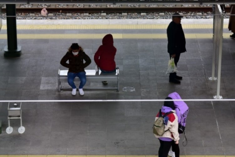 Japonya'da halka korona vir&uuml;s&uuml; &ccedil;ağrısı: "Yağmurluklarınıza koruyucu elbise olarak ihtiya&ccedil; var"