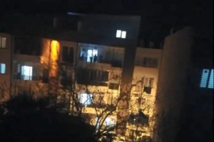 Bursa'da balkona &ccedil;ıkarak şarkı s&ouml;yledi, mahalleli alkışladı