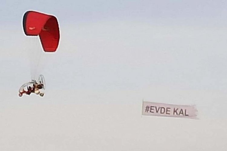 Bursa semalarında paramotorla 'evde kal' mesajı verdi