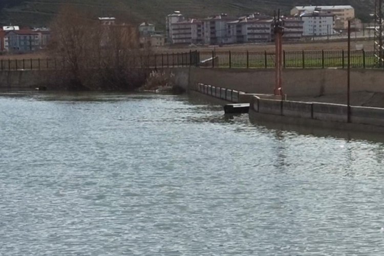 &Ccedil;oruh Nehri'nde y&uuml;zen tabutlar şoke etti!