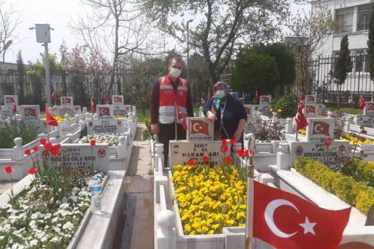 Şehit annesi, kabristana polislerle gitti