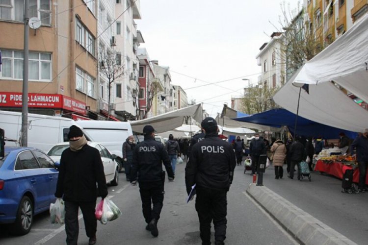Ceza kesilen pazarcı isyan etti: Maske y&uuml;z&uuml;mde durmuyor