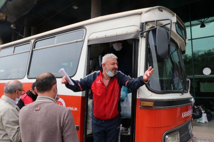 Tahliye olanlar sosyal mesafeyi bırakıp yakınlarına sarıldı