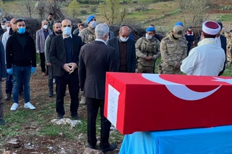 Ter&ouml;ristlerin saldırısı sonucu şehit olan iş&ccedil;i toprağa verildi
