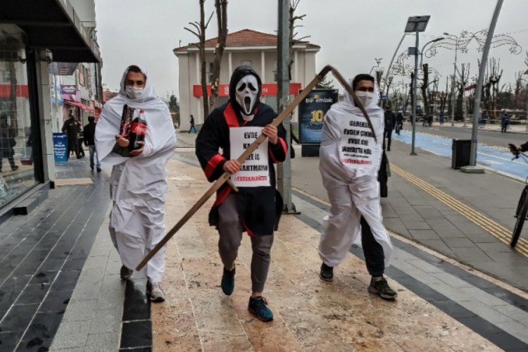 Sokağa &ccedil;ıkma yasağında yaşananları kost&uuml;m giyerek anlattılar