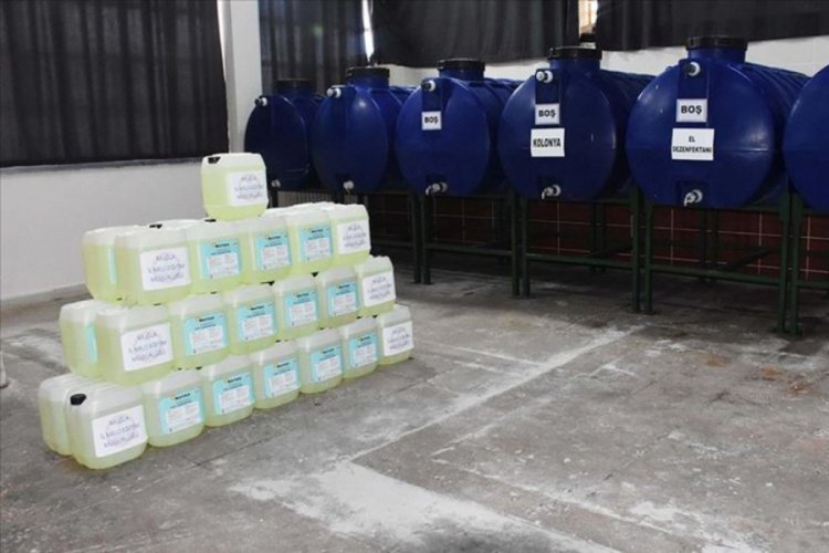 Meslek lisesi &ouml;ğretmenleri dezenfektan ve kolonya mesaisinde