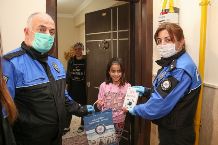 Muş'ta polisin kitap jestine &ouml;ğrenciden şiirli teşekk&uuml;r