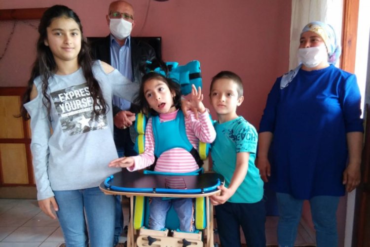 Serebral palsy hastası &ccedil;ocuk artık oturabiliyor
