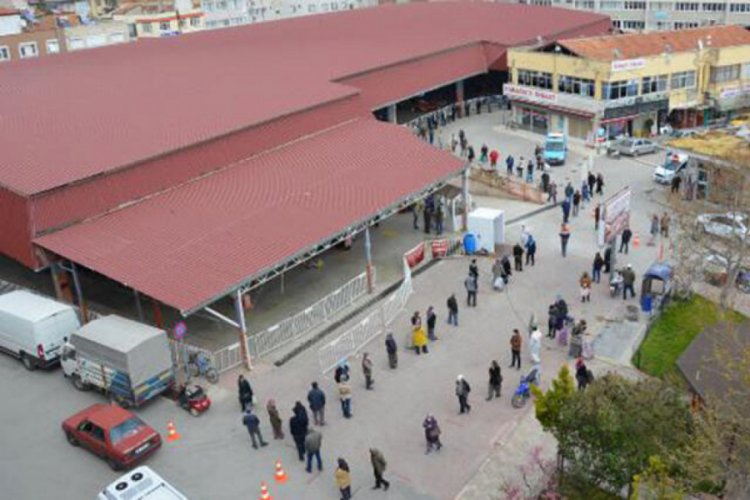 Pazar girişinde 1 kilometrelik kuyruk