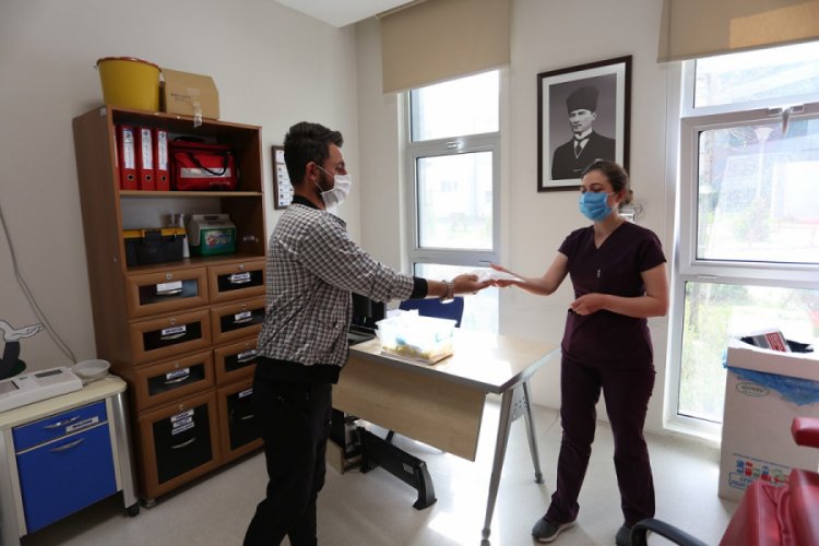 &Uuml;retilen maskeler, personele dağıtıldı