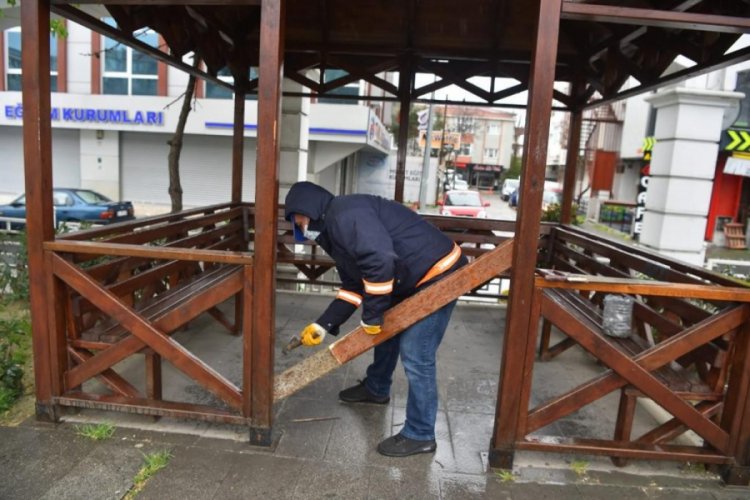 Avcılar'da belediye ekipleri bankları tek tek s&ouml;kt&uuml;