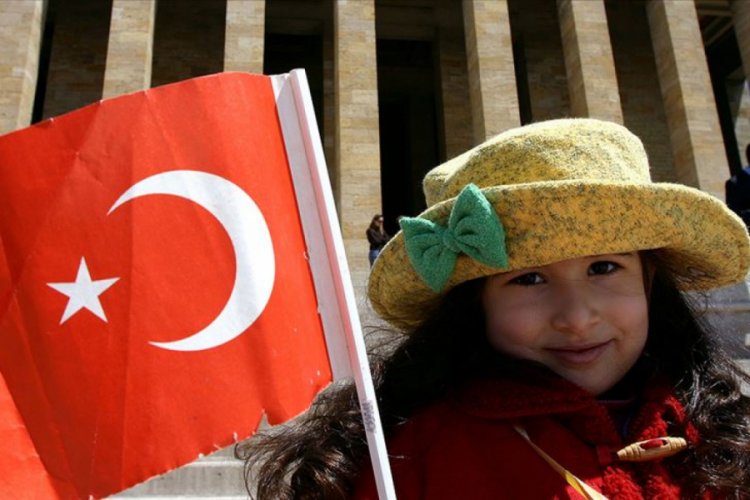 &Ccedil;ocuklar 23 Nisan'da kırmızı beyaz kıyafetlerle balkonlardan şarkı s&ouml;yleyecek