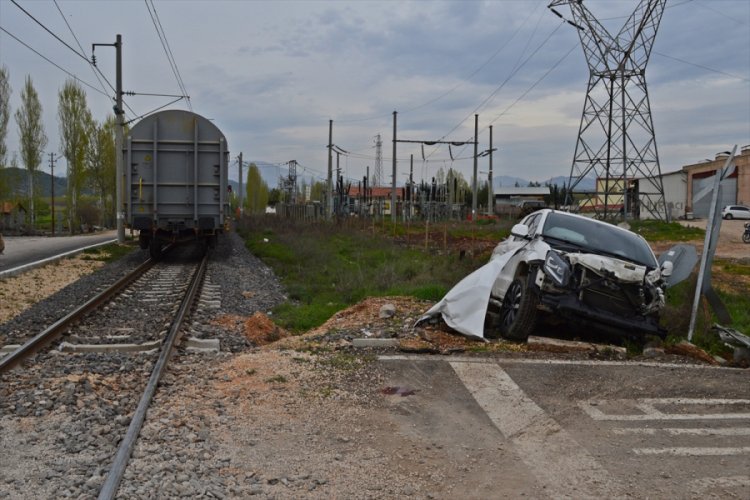 Adıyaman'da y&uuml;k treni hafif ticari araca &ccedil;arptı